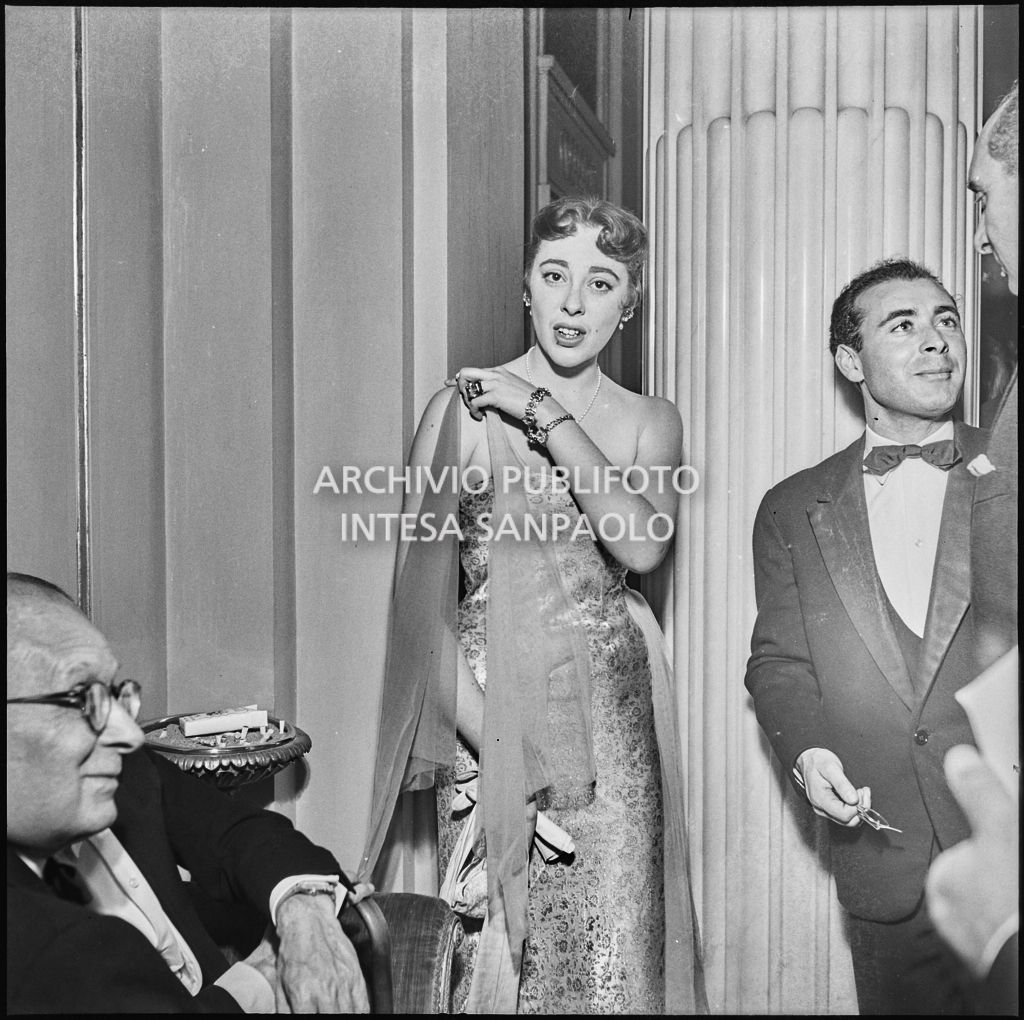 Belen Marshall al Teatro alla Scala in occasione della serata inaugurale della stagione lirica 1953-1954 con l'opera "La Wally", di Alfredo Catalani, diretta da Carlo Maria Giulini, con la regia di Tatiana Pavlova
