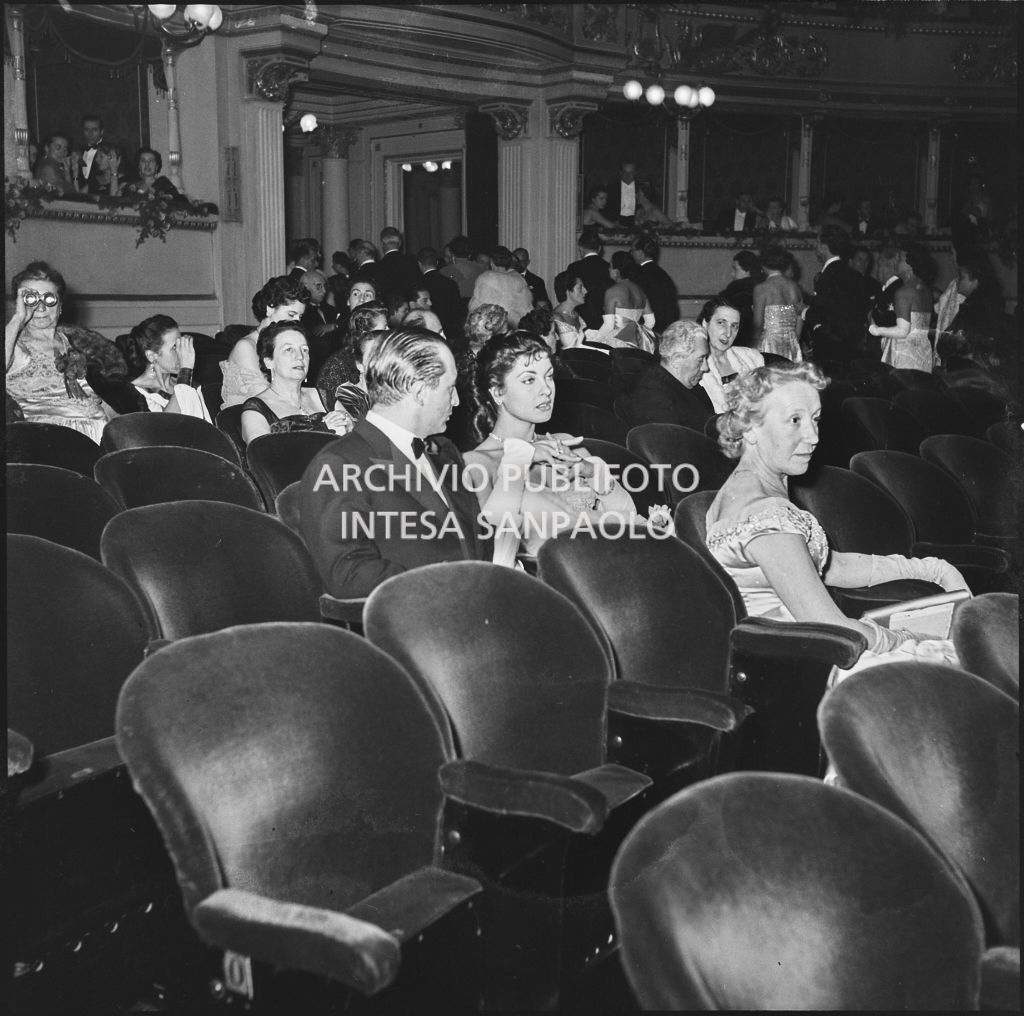 Silvana Pampanini in platea al Teatro alla Scala in occasione della serata inaugurale della stagione lirica 1953-1954 con l'opera "La Wally", di Alfredo Catalani, diretta da Carlo Maria Giulini