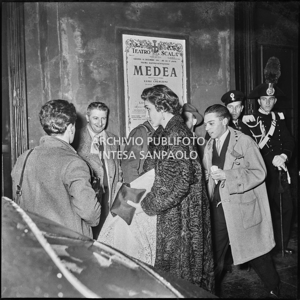 L'arrivo di una spettatrice al Teatro alla Scala in occasione della serata inaugurale della stagione lirica 1953-1954 con l'opera "La Wally", di Alfredo Catalani, diretta da Carlo Maria Giulini, con la regia di Tatiana Pavlova