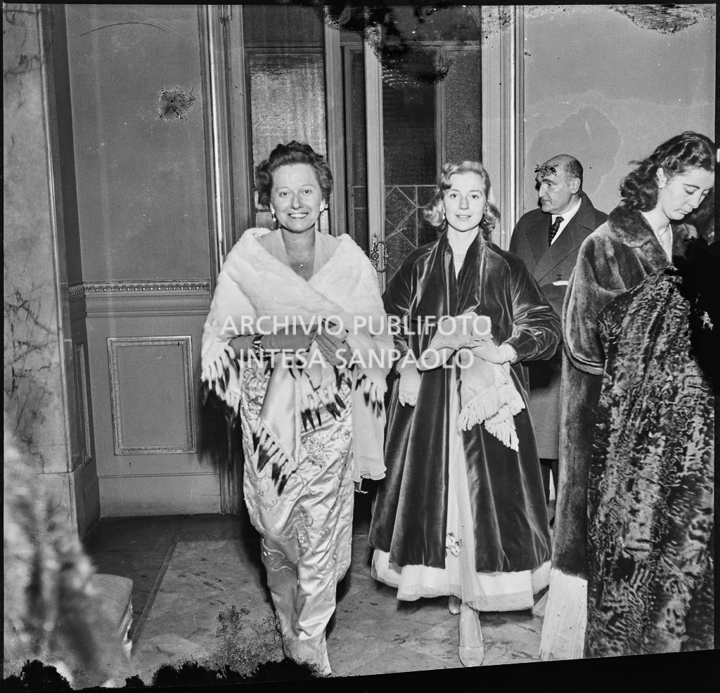 Ingeborg Ferro al Teatro alla Scala in occasione della serata inaugurale della stagione lirica 1953-1954 con l'opera "La Wally", di Alfredo Catalani, diretta da Carlo Maria Giulini, con la regia di Tatiana Pavlova