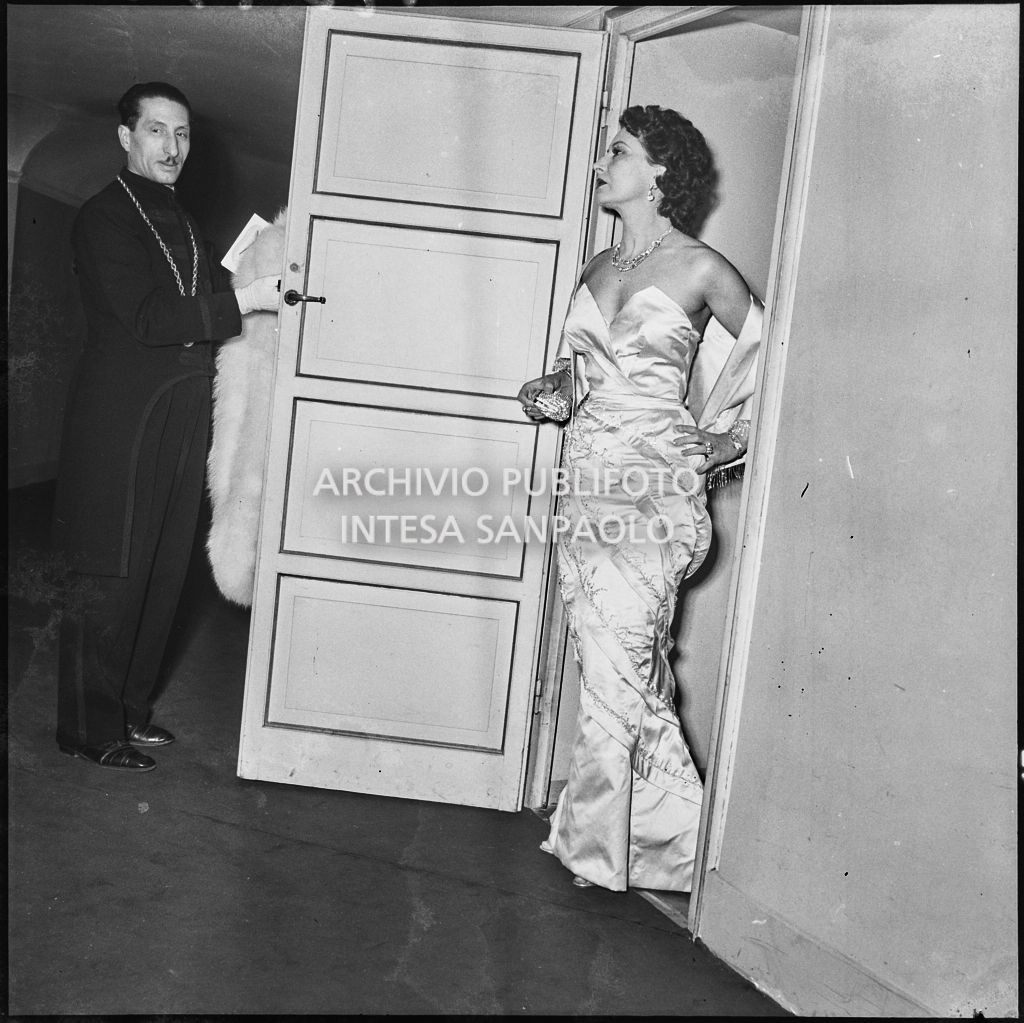 La baronessa Bianca Maria Hubner al Teatro alla Scala in occasione della serata inaugurale della stagione lirica 1953-1954 con l'opera "La Wally", di Alfredo Catalani, diretta da Carlo Maria Giulini, con la regia di Tatiana Pavlova