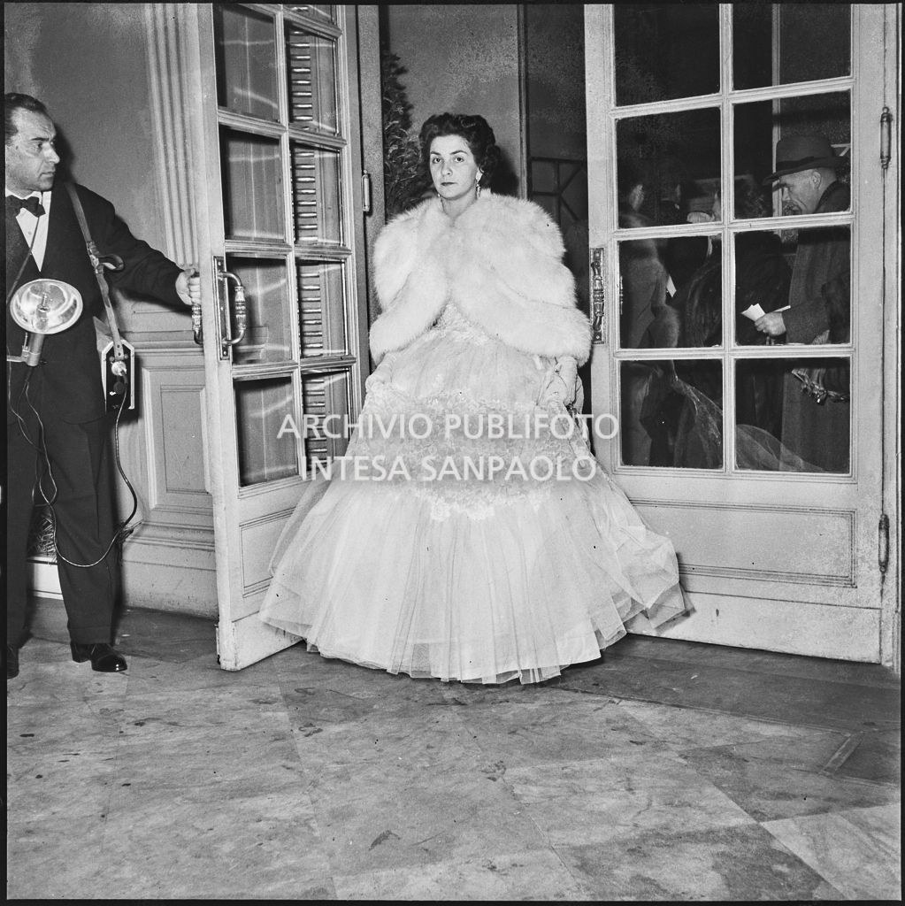 Una spettatrice al Teatro alla Scala in occasione della serata inaugurale della stagione lirica 1953-1954 con l'opera "La Wally", di Alfredo Catalani, diretta da Carlo Maria Giulini, con la regia di Tatiana Pavlova