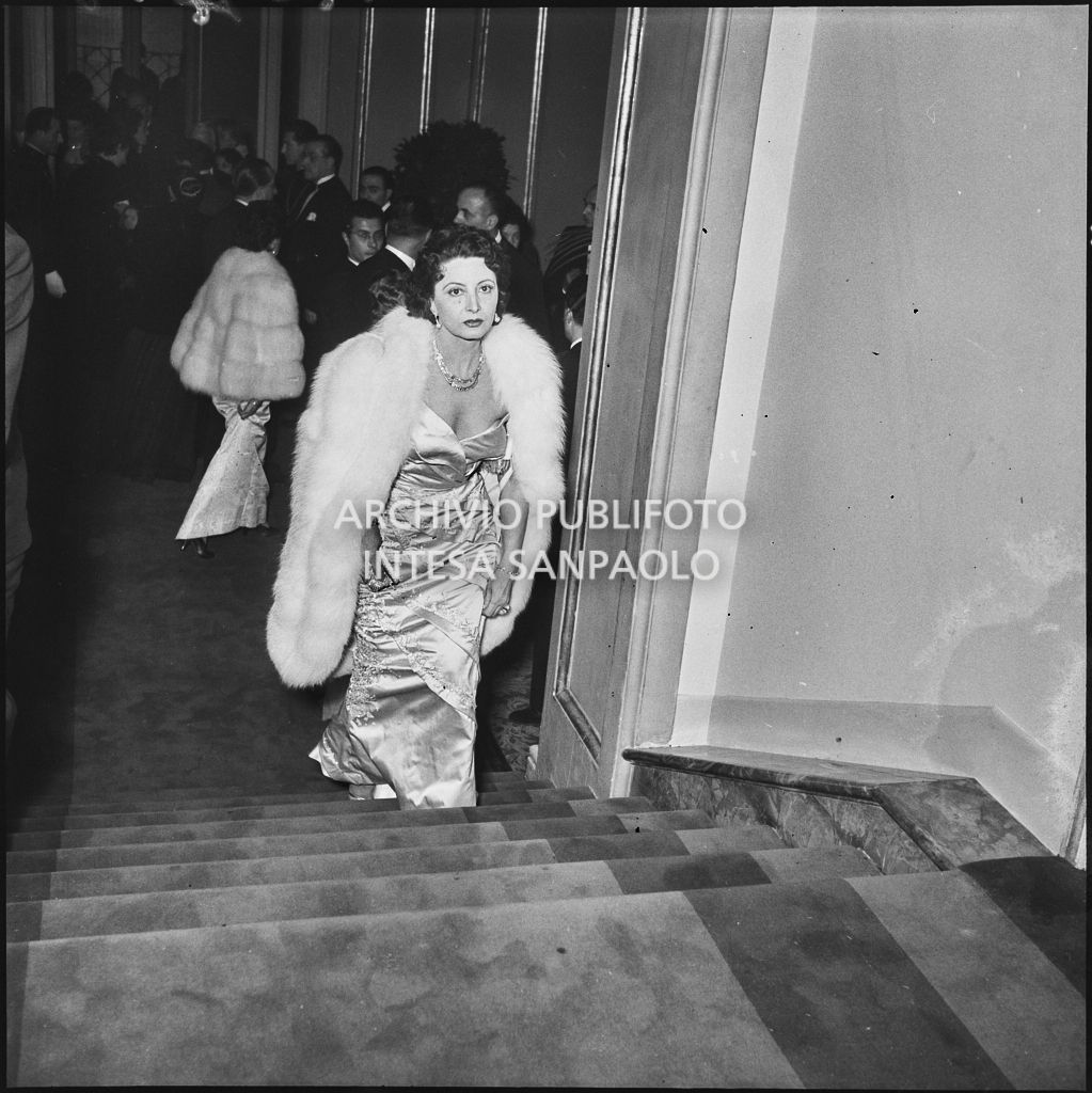 La baronessa Bianca Maria Hubner al Teatro alla Scala in occasione della serata inaugurale della stagione lirica 1953-1954 con l'opera "La Wally", di Alfredo Catalani, diretta da Carlo Maria Giulini, con la regia di Tatiana Pavlova