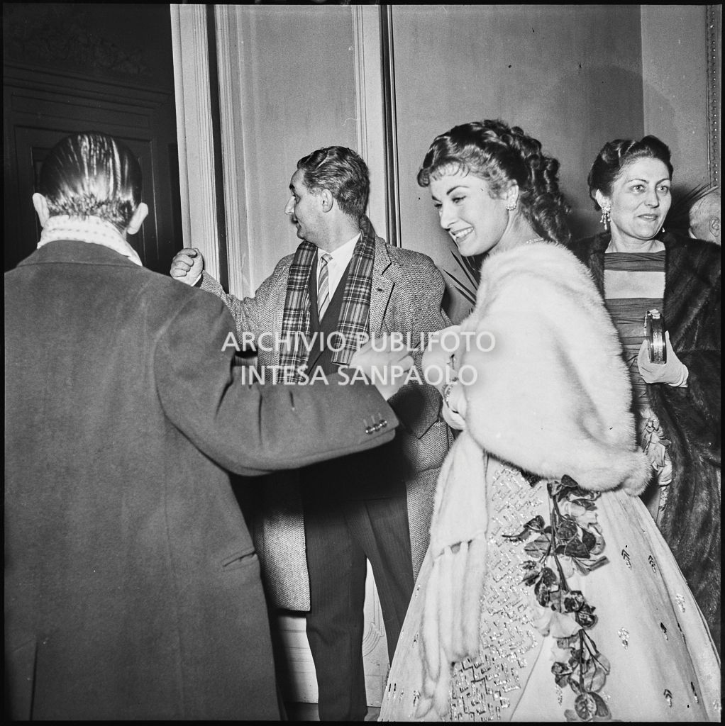 Silviana Pampanini al suo ingresso al Teatro alla Scala in occasione della serata inaugurale della stagione lirica 1953-1954 con l'opera "La Wally", di Alfredo Catalani, diretta da Carlo Maria Giulini, con la regia di Tatiana Pavlova