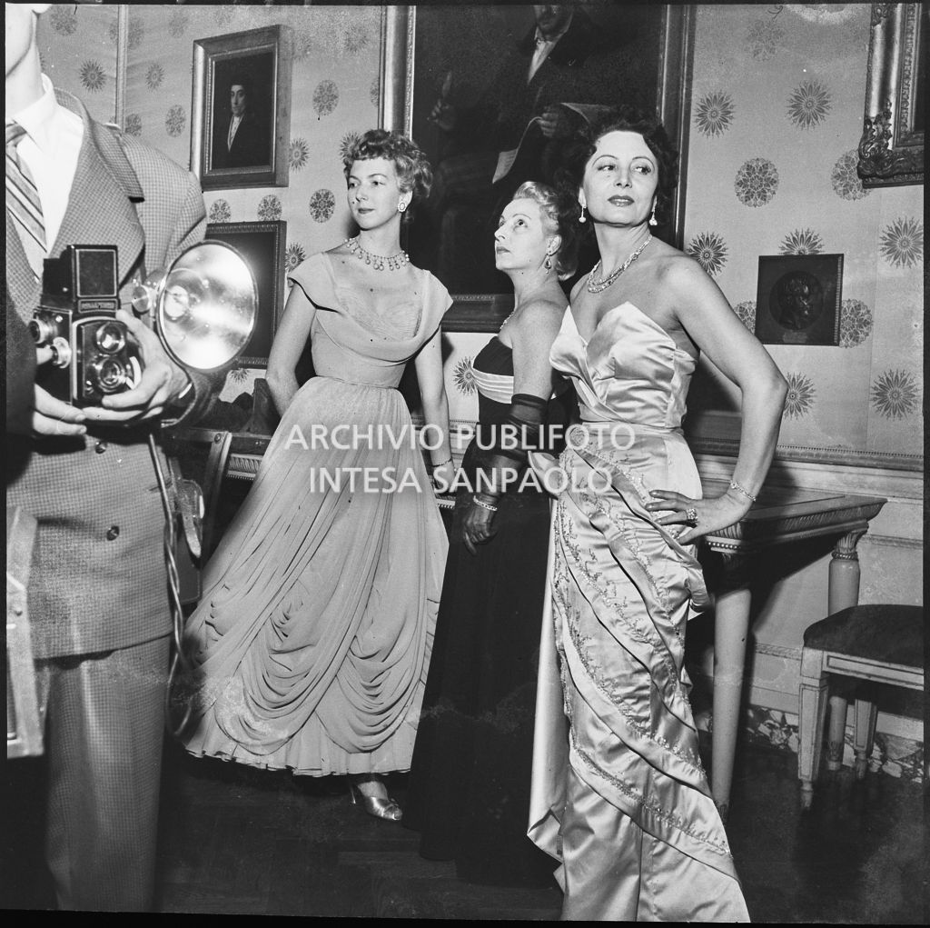 Da destra, la baronessa Bianca Maria Hubner con le signore Smiderle e Bernasconi, al Teatro alla Scala, in occasione della serata inaugurale della stagione lirica 1953-1954 con l'opera "La Wally", di Alfredo Catalani, diretta da Carlo Maria Giulini, con la regia di Tatiana Pavlova
