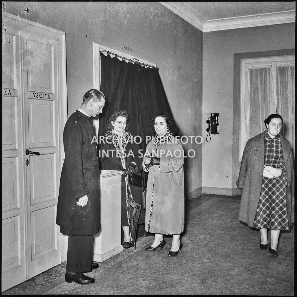 Alcune spettatrici nel loggione del Teatro alla Scala in occasione della serata inaugurale della stagione lirica 1953-1954 con l'opera "La Wally", di Alfredo Catalani, diretta da Carlo Maria Giulini, con la regia di Tatiana Pavlova