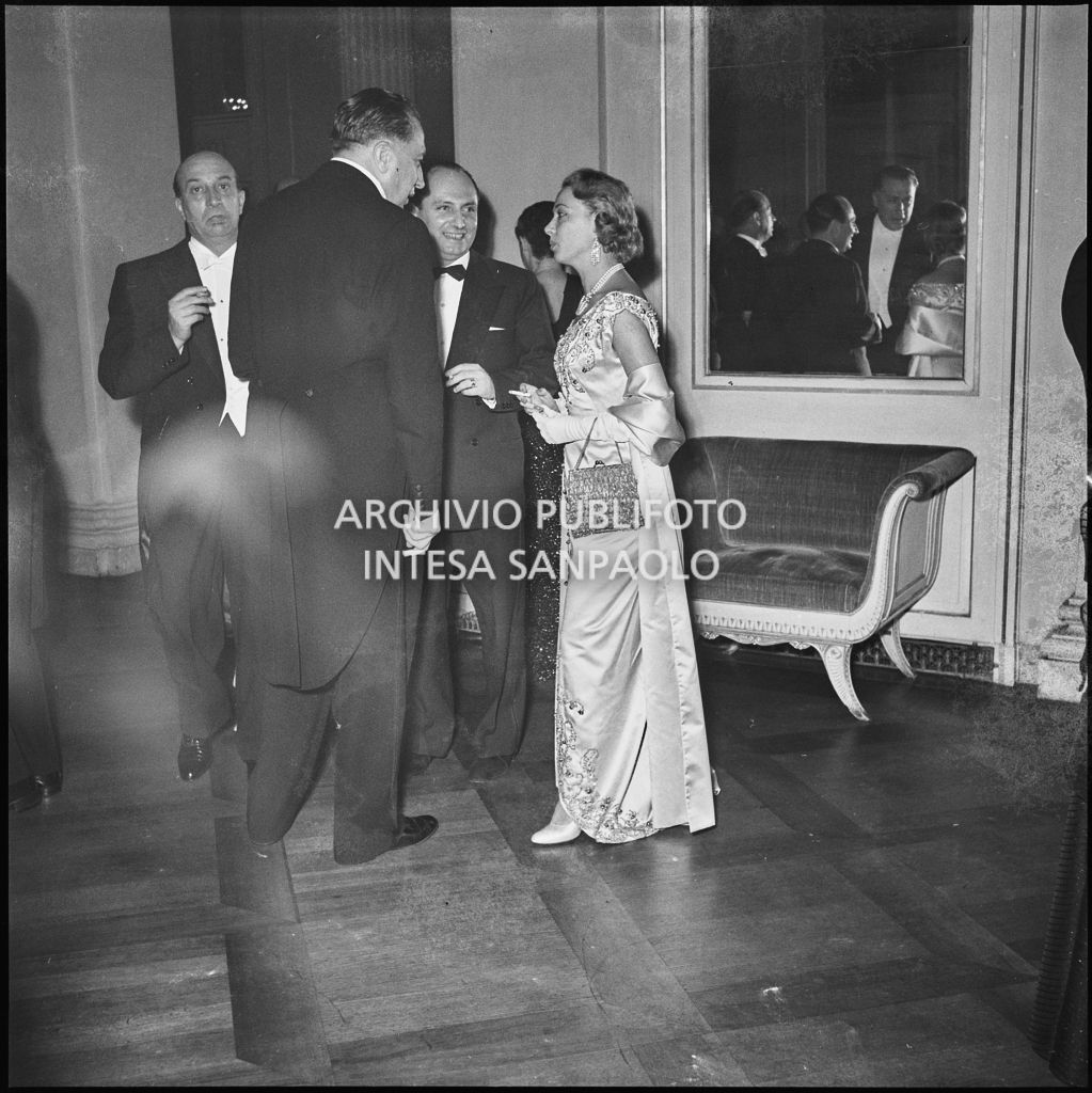 Alcuni spettatori al Teatro alla Scala in occasione della serata inaugurale della stagione lirica 1953-1954 con l'opera "La Wally", di Alfredo Catalani, diretta da Carlo Maria Giulini, con la regia di Tatiana Pavlova