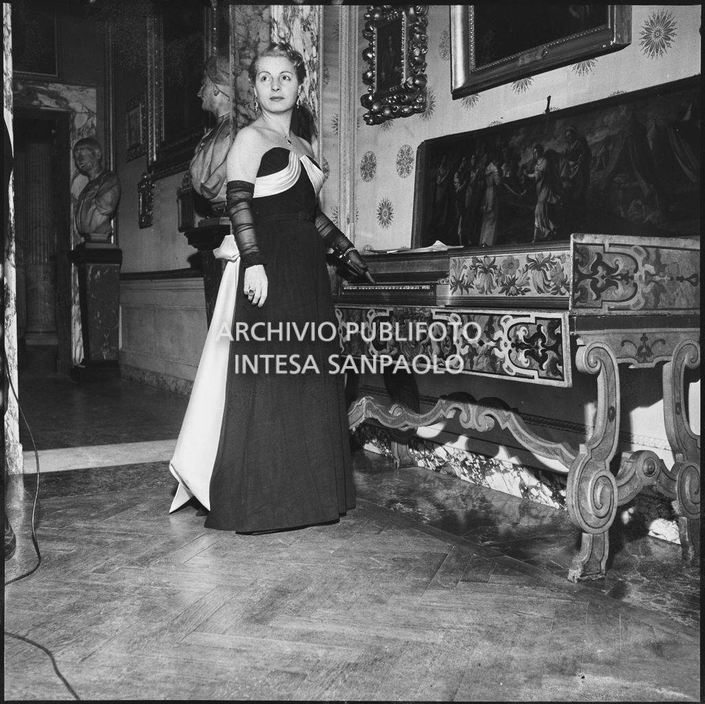 La signora Smiderle nel museo del Teatro alla Scala in occasione della serata inaugurale della stagione lirica 1953-1954 con l'opera "La Wally", di Alfredo Catalani, diretta da Carlo Maria Giulini, con la regia di Tatiana Pavlova