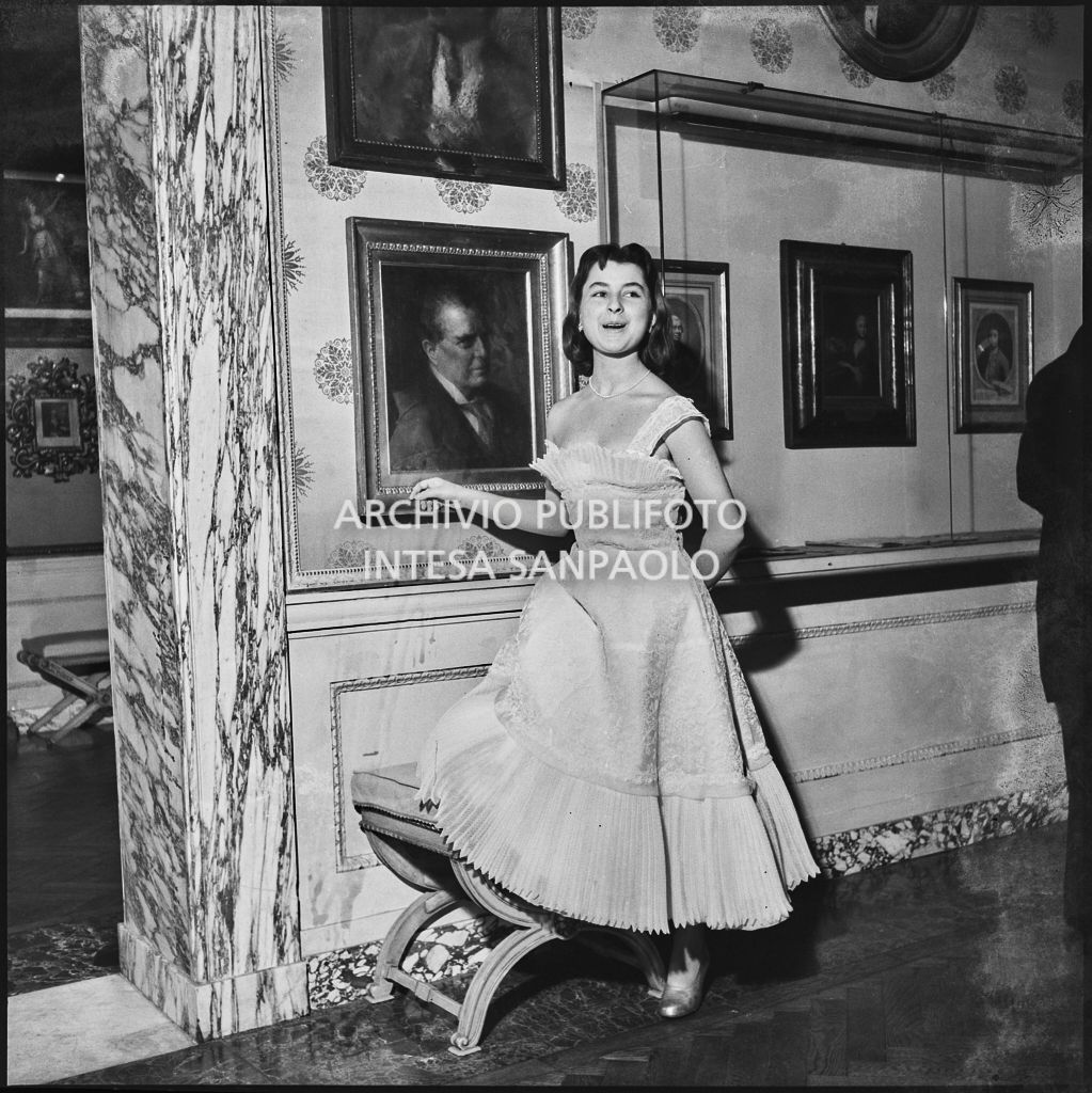 Lucilla Salis al Teatro alla Scala in occasione della serata inaugurale della stagione lirica 1953-1954 con l'opera "La Wally", di Alfredo Catalani, diretta da Carlo Maria Giulini, con la regia di Tatiana Pavlova