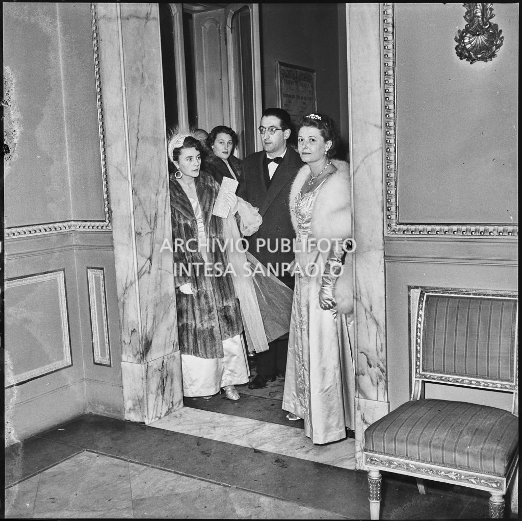 Alcuni spettatori al Teatro alla Scala in occasione della serata inaugurale della stagione lirica 1953-1954 con l'opera "La Wally", di Alfredo Catalani, diretta da Carlo Maria Giulini, con la regia di Tatiana Pavlova