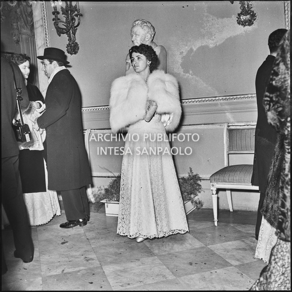 Una spettatrice al Teatro alla Scala in occasione della serata inaugurale della stagione lirica 1953-1954 con l'opera "La Wally", di Alfredo Catalani, diretta da Carlo Maria Giulini, con la regia di Tatiana Pavlova