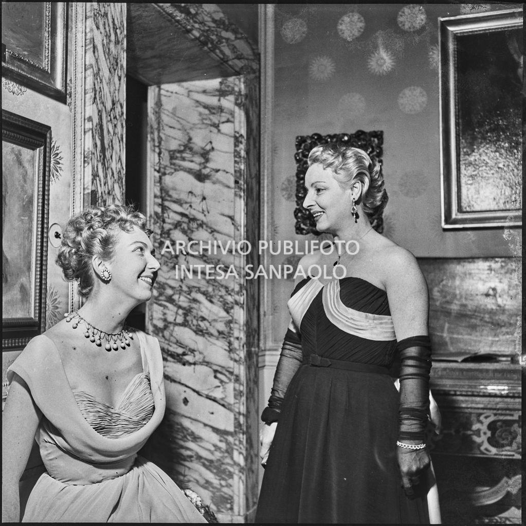 Le signore Smiderle e Bernasconi al Teatro alla Scala in occasione della serata inaugurale della stagione lirica 1953-1954 con l'opera "La Wally", di Alfredo Catalani, diretta da Carlo Maria Giulini, con la regia di Tatiana Pavlova
