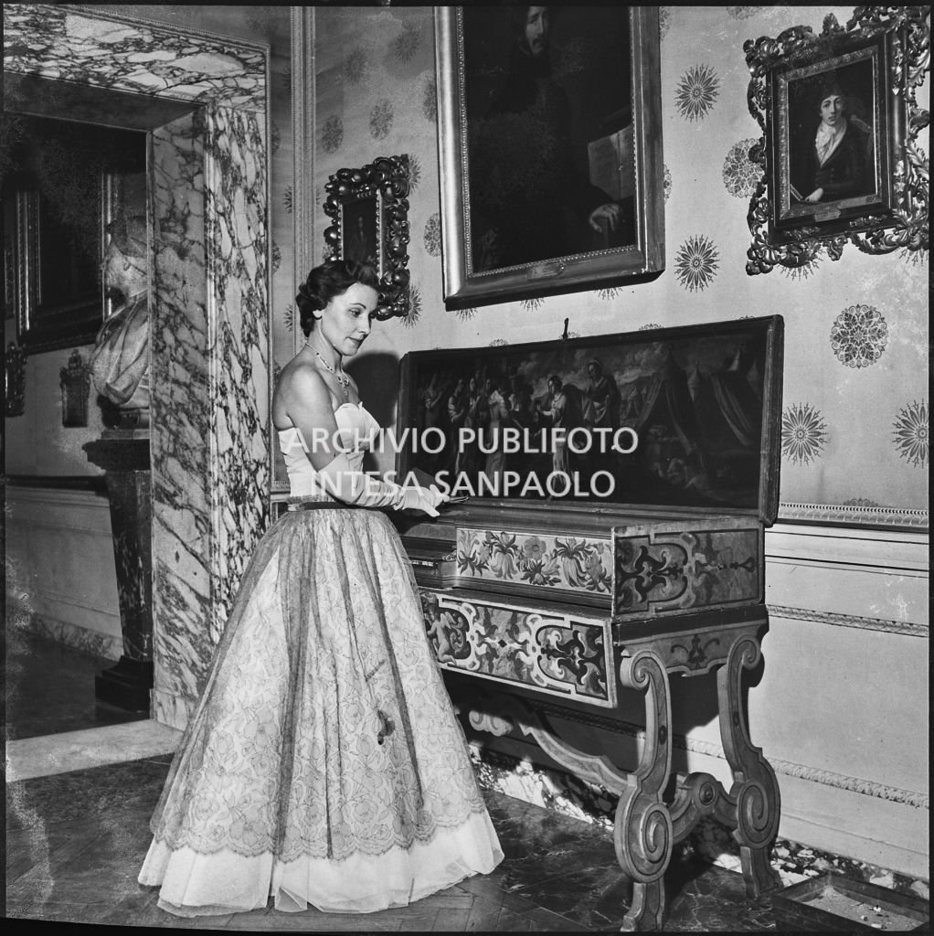 Una spettatrice al Teatro alla Scala in occasione della serata inaugurale della stagione lirica 1953-1954 con l'opera "La Wally", di Alfredo Catalani, diretta da Carlo Maria Giulini, con la regia di Tatiana Pavlova