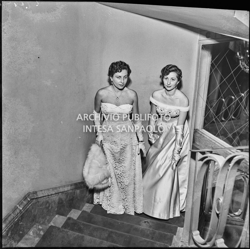 Gianna Bregliona e Mimi Ansaldo, al Teatro alla Scala, in occasione della serata inaugurale della stagione lirica 1953-1954 con l'opera "La Wally", di Alfredo Catalani, diretta da Carlo Maria Giulini, con la regia di Tatiana Pavlova