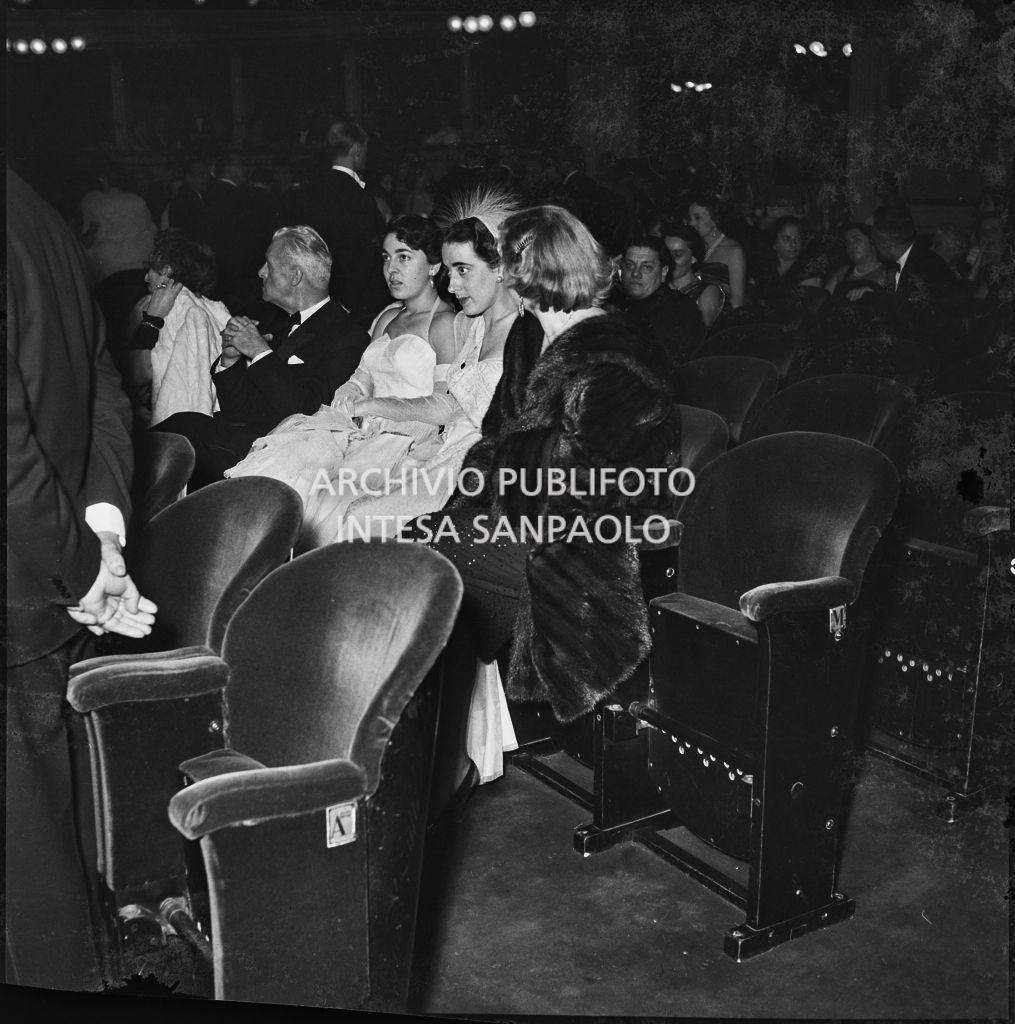 Alcune spettatrici sedute in platea al Teatro alla Scala in occasione della serata inaugurale della stagione lirica 1953-1954 con l'opera "La Wally", di Alfredo Catalani, diretta da Carlo Maria Giulini, con la regia di Tatiana Pavlova