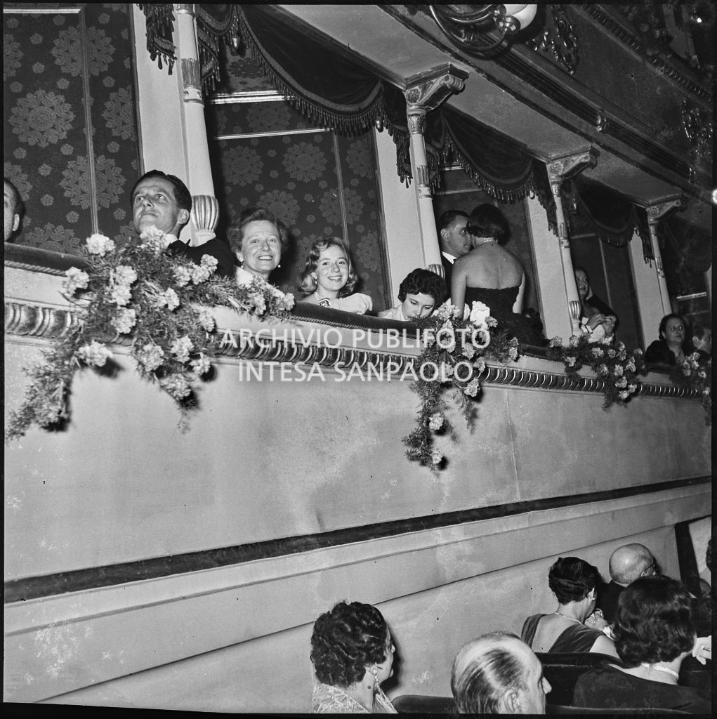 Ingeborg Ferro in uno dei palchi del Teatro alla Scala in occasione della serata inaugurale della stagione lirica 1953-1954 con l'opera "La Wally", di Alfredo Catalani, diretta da Carlo Maria Giulini, con la regia di Tatiana Pavlova