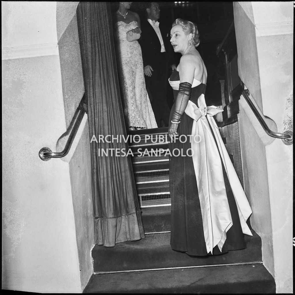 La signora Smiderle al Teatro alla Scala in occasione della serata inaugurale della stagione lirica 1953-1954 con l'opera "La Wally", di Alfredo Catalani, diretta da Carlo Maria Giulini, con la regia di Tatiana Pavlova