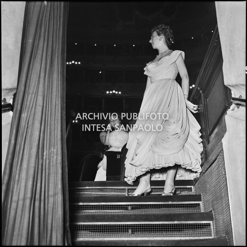 La signora Bernasconi al Teatro alla Scala in occasione della serata inaugurale della stagione lirica 1953-1954 con l'opera "La Wally", di Alfredo Catalani, diretta da Carlo Maria Giulini, con la regia di Tatiana Pavlova