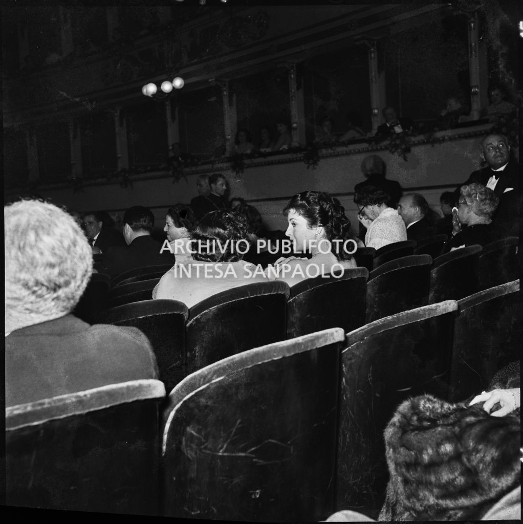 Silvana Pampanini in platea al Teatro alla Scala in occasione della serata inaugurale della stagione lirica 1953-1954 con l'opera "La Wally", di Alfredo Catalani, diretta da Carlo Maria Giulini