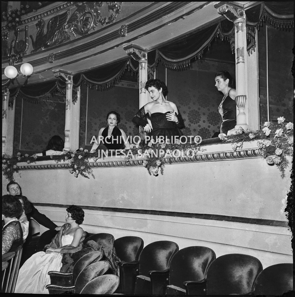 Vista sui palchi del Teatro alla Scala in occasione della serata inaugurale della stagione lirica 1953-1954 con l'opera "La Wally", di Alfredo Catalani, diretta da Carlo Maria Giulini, con la regia di Tatiana Pavlova