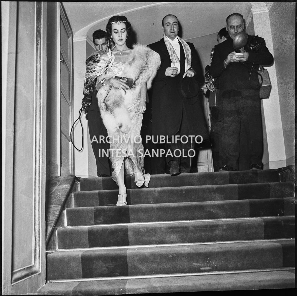 La marchesa Garroni Carbonara al Teatro alla Scala in occasione della serata inaugurale della stagione lirica 1953-1954 con l'opera "La Wally", di Alfredo Catalani, diretta da Carlo Maria Giulini, con la regia di Tatiana Pavlova