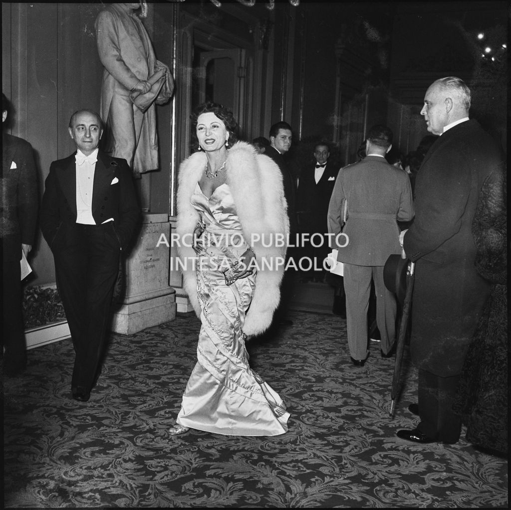 La baronessa Bianca Maria Hubner nel foyer del Teatro alla Scala in occasione della serata inaugurale della stagione lirica 1953-1954 con l'opera "La Wally", di Alfredo Catalani, diretta da Carlo Maria Giulini