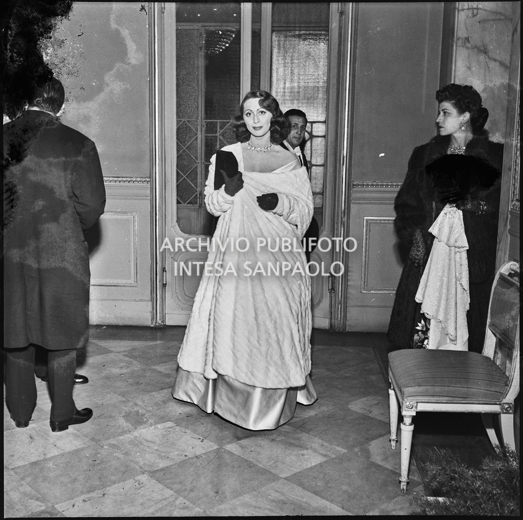La contessa Cella al Teatro alla Scala in occasione della serata inaugurale della stagione lirica 1953-1954 con l'opera "La Wally", di Alfredo Catalani, diretta da Carlo Maria Giulini, con la regia di Tatiana Pavlova