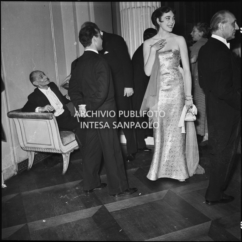 Belen Marshall nel foyer del Teatro alla Scala in occasione della serata inaugurale della stagione lirica 1953-1954 con l'opera "La Wally", di Alfredo Catalani, diretta da Carlo Maria Giulini, con la regia di Tatiana Pavlova
