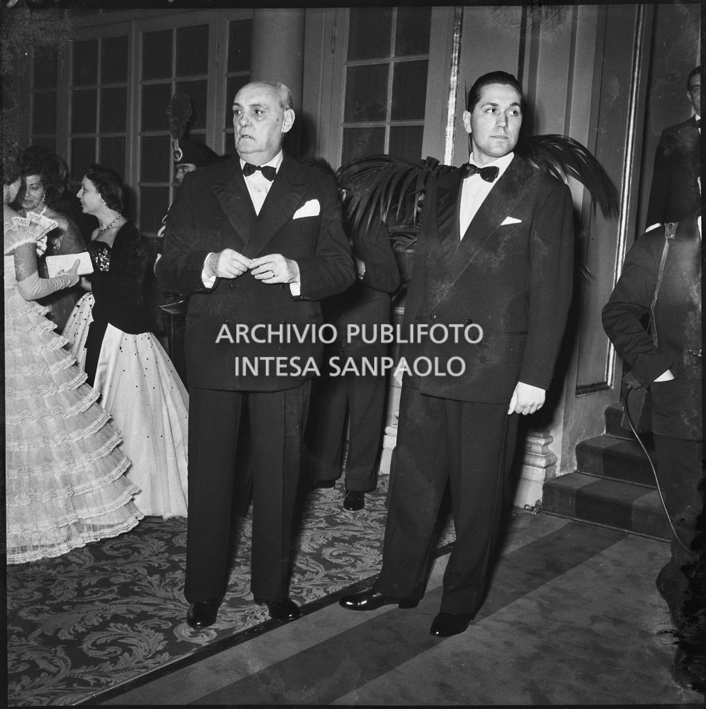 Il prefetto Giulio Ernesto Cappa (a sinistra), nel foyer del Teatro alla Scala in occasione della serata inaugurale della stagione lirica con l'opera "La Wally", di Alfredo Catalani, diretta da Carlo Maria Giulini