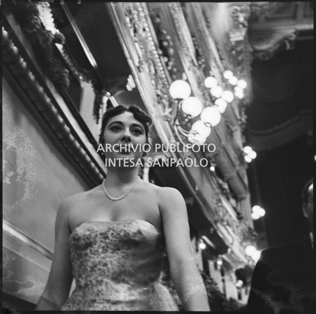 Belen Marshall al Teatro alla Scala in occasione della serata inaugurale della stagione lirica 1953-1954 con l'opera "La Wally", di Alfredo Catalani, diretta da Carlo Maria Giulini, con la regia di Tatiana Pavlova