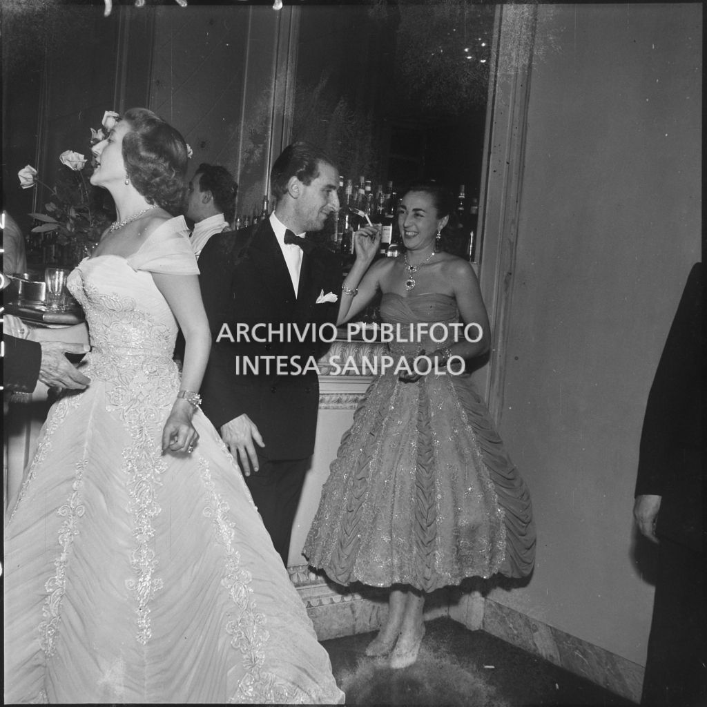 La signora Rizzoli al Teatro alla Scala in occasione della serata inaugurale della stagione lirica 1953-1954 con l'opera "La Wally", di Alfredo Catalani, diretta da Carlo Maria Giulini, con la regia di Tatiana Pavlova