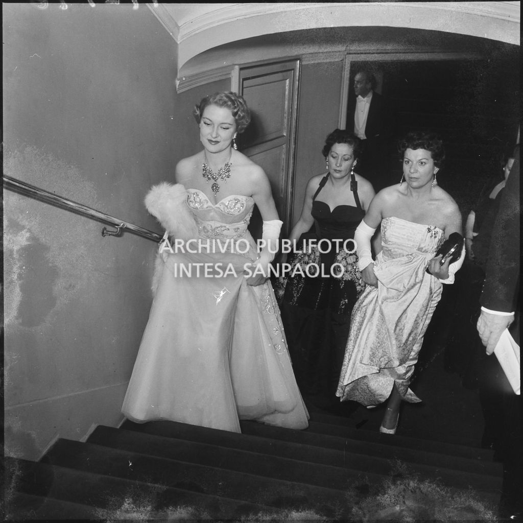 Alcune spettatrici al Teatro alla Scala in occasione della serata inaugurale della stagione lirica 1953-1954 con l'opera "La Wally", di Alfredo Catalani, diretta da Carlo Maria Giulini, con la regia di Tatiana Pavlova