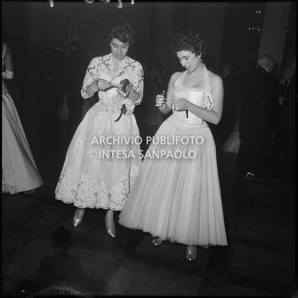 Carla De Angeli e Liliana Forti al Teatro alla Scala in occasione della serata inaugurale della stagione lirica 1953-1954 con l'opera "La Wally", di Alfredo Catalani, diretta da Carlo Maria Giulini, con la regia di Tatiana Pavlova