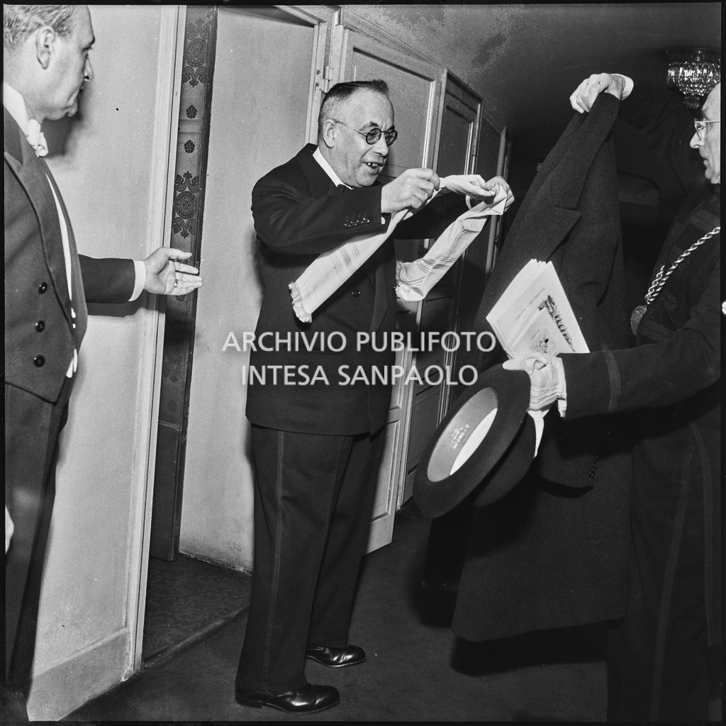 L'onorevole Piero Malvestiti al Teatro alla Scala in occasione dell'inaugurazione della stagione lirica 1953-1954 al Teatro alla Scala con l'opera "La Wally", di Alfredo Catalani, diretta da Carlo Maria Giulini