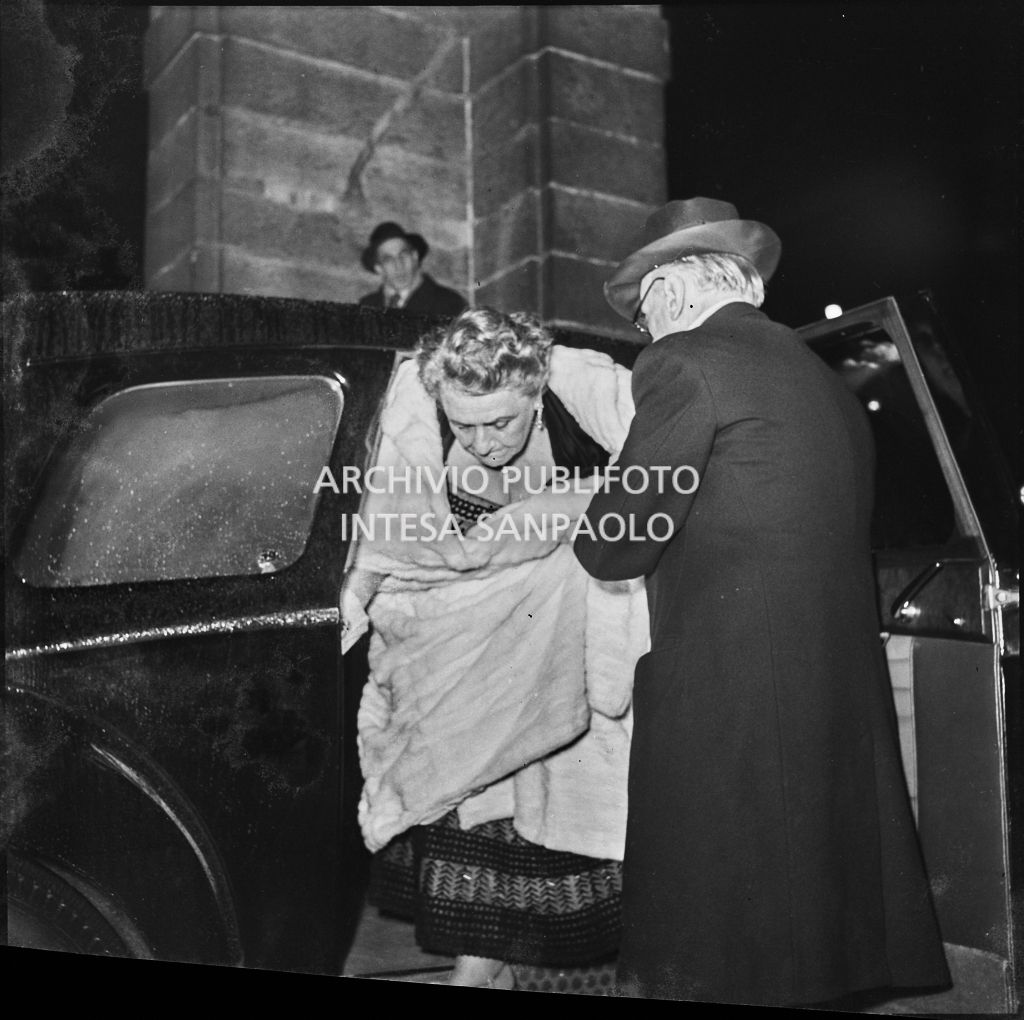 L'arrivo di una spettatrice al Teatro alla Scala in occasione della serata inaugurale della stagione lirica 1953-1954 con l'opera "La Wally", di Alfredo Catalani, diretta da Carlo Maria Giulini, con la regia di Tatiana Pavlova