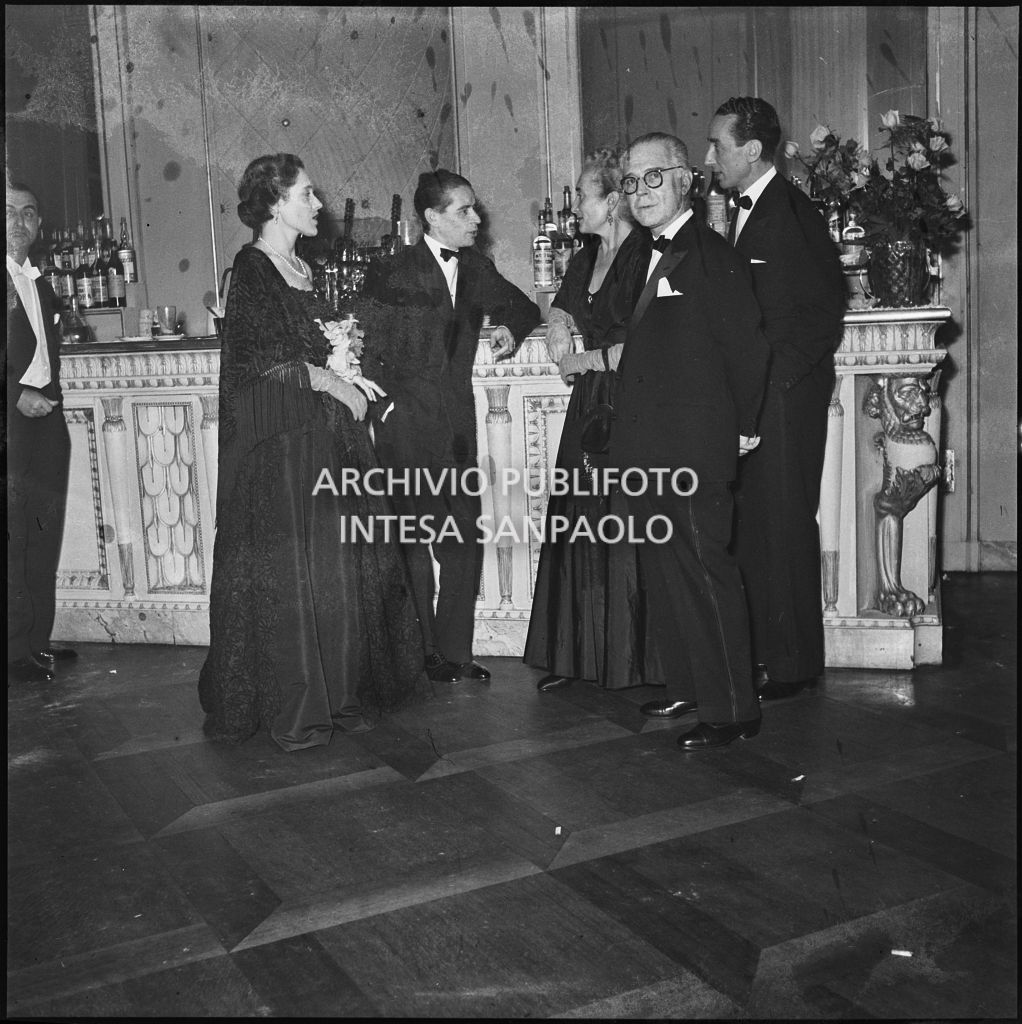 Spettatori al bar del Teatro alla Scala in occasione della serata inaugurale della stagione lirica 1953-1954 con l'opera "La Wally", di Alfredo Catalani, diretta da Carlo Maria Giulini, con la regia di Tatiana Pavlova