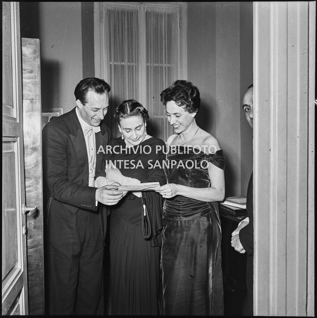 Wally Toscanini (al centro) in compagnia del direttore d'orchestra Carlo Maria Giulini e della moglie Marcella De Girolami al Teatro alla Scala in occasione della serata inaugurale della stagione lirica 1953-1954 con l'opera "La Wally", di Alfredo Catalani, diretta da Giulini stesso, con la regia di Tatiana Pavlova