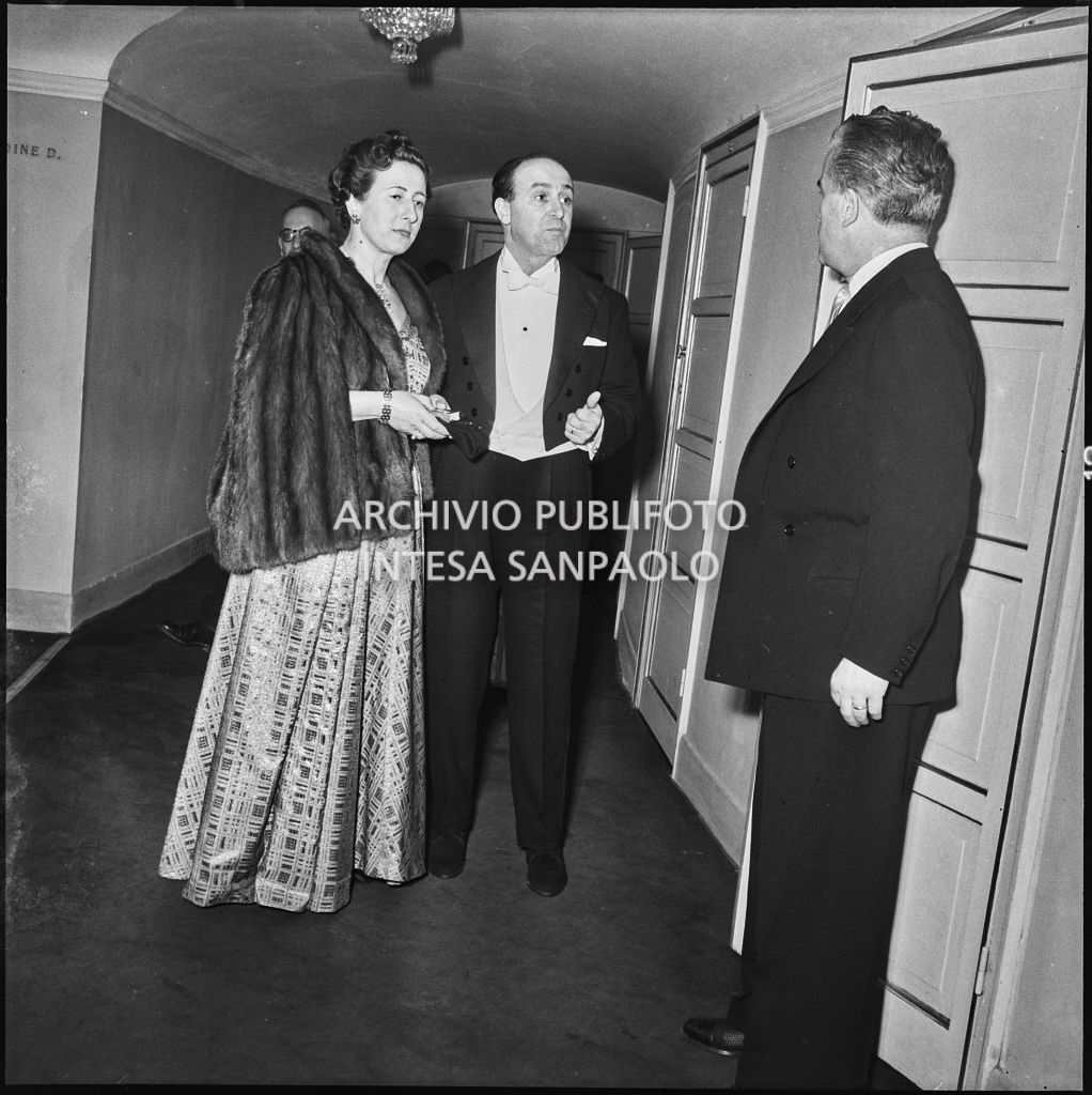 I coniugi Casati al Teatro alla Scala in occasione della serata inaugurale della stagione lirica 1953-1954 con l'opera "La Wally", di Alfredo Catalani, diretta da Carlo Maria Giulini, con la regia di Tatiana Pavlova