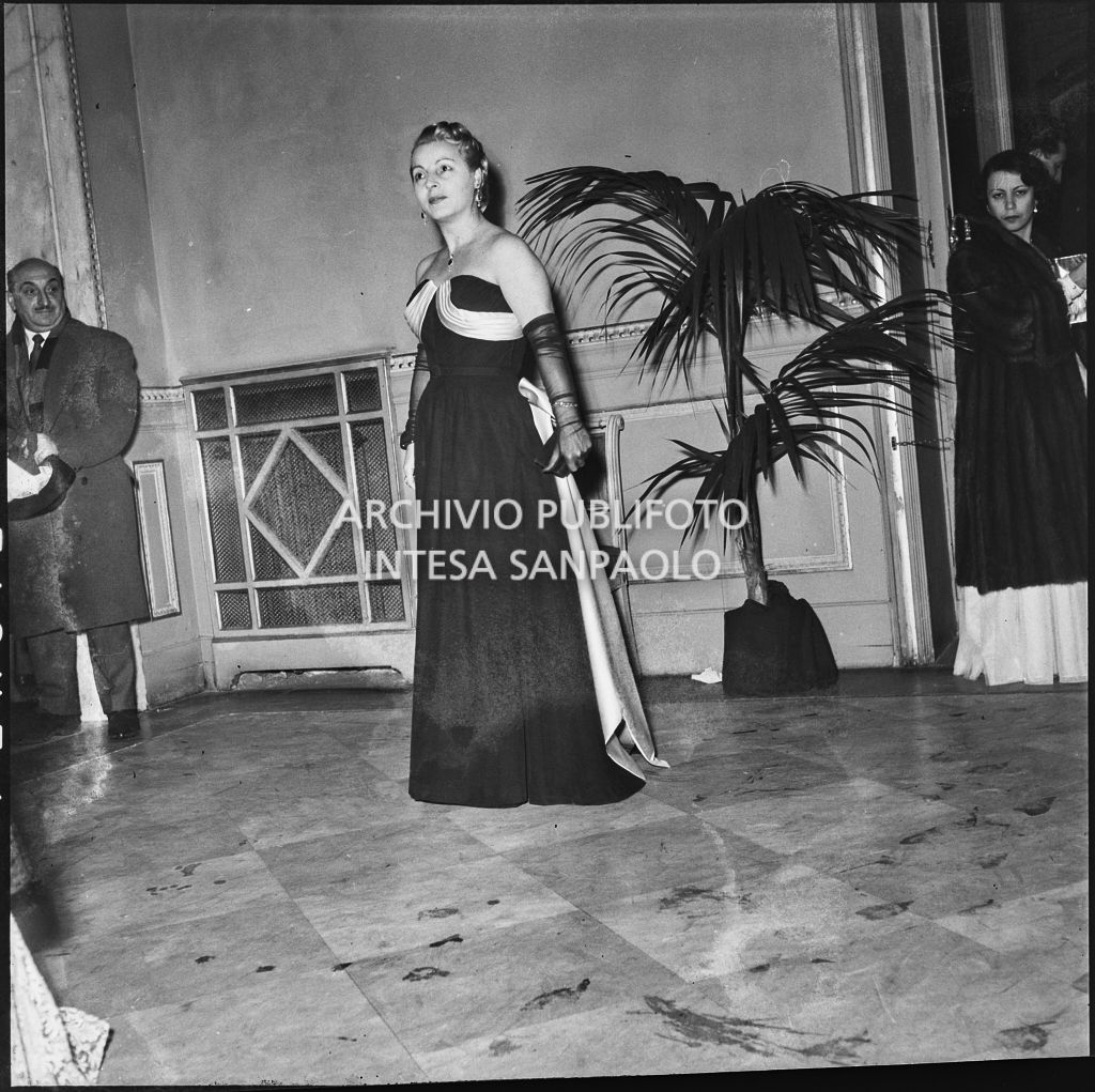 La signora Smiderle al Teatro alla Scala in occasione della serata inaugurale della stagione lirica 1953-1954 con l'opera "La Wally", di Alfredo Catalani, diretta da Carlo Maria Giulini, con la regia di Tatiana Pavlova