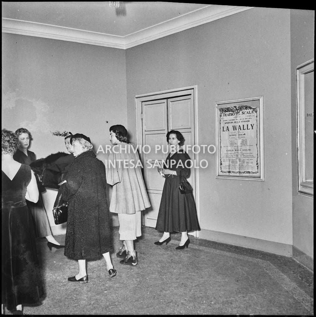 Serata inaugurale della stagione lirica 1953-1954 al Teatro alla Scala con l'opera "La Wally", di Alfredo Catalani, diretta da Carlo Maria Giulini, con la regia di Tatiana Pavlova
