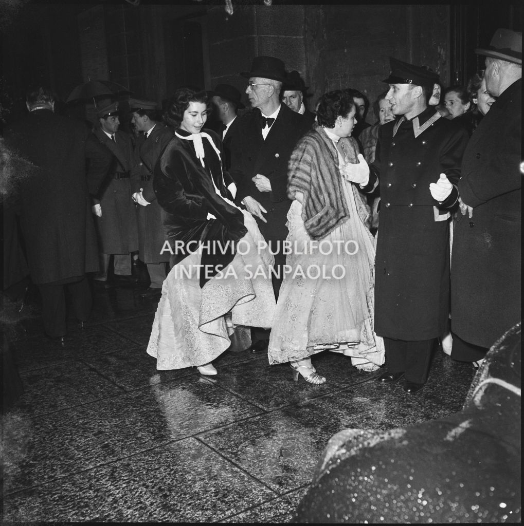 Spettatori nella galleria delle carrozze del Teatro alla Scala, in attesa della automobili, al termine della serata inaugurale della stagione lirica 1953-1954 con l'opera "La Wally", di Alfredo Catalani, diretta da Carlo Maria Giulini, con la regia di Tatiana Pavlova