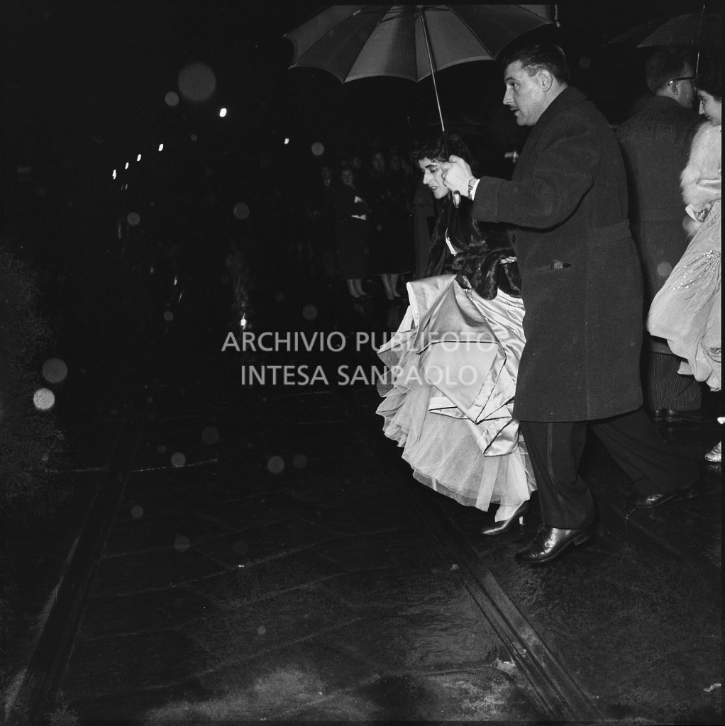 Spettatori all'uscita dal Teatro alla Scala al termine della serata inaugurale della stagione lirica 1953-1954 con l'opera "La Wally", di Alfredo Catalani, diretta da Carlo Maria Giulini, con la regia di Tatiana Pavlova
