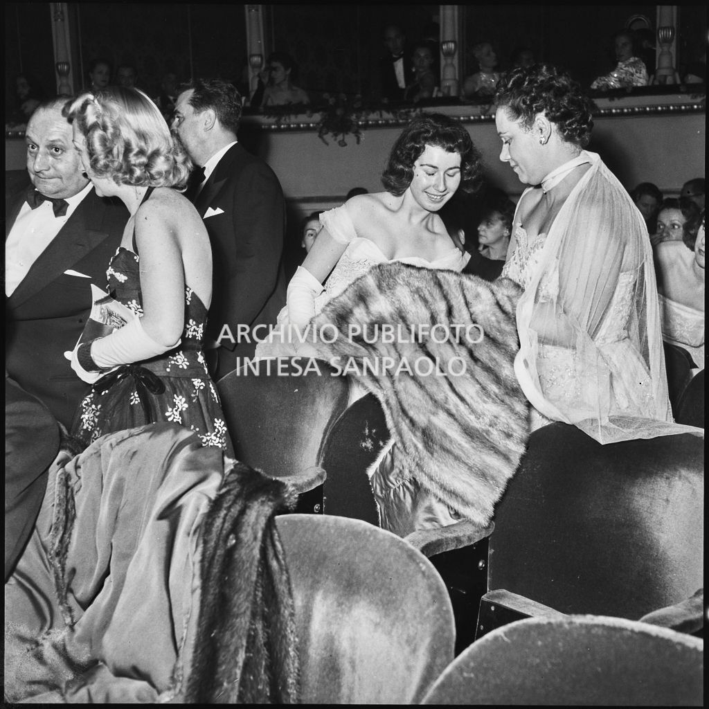 Spettatori nella platea del Teatro alla Scala in occasione della serata inaugurale della stagione lirica 1953-1954 con l'opera "La Wally", di Alfredo Catalani, diretta da Carlo Maria Giulini, con la regia di Tatiana Pavlova