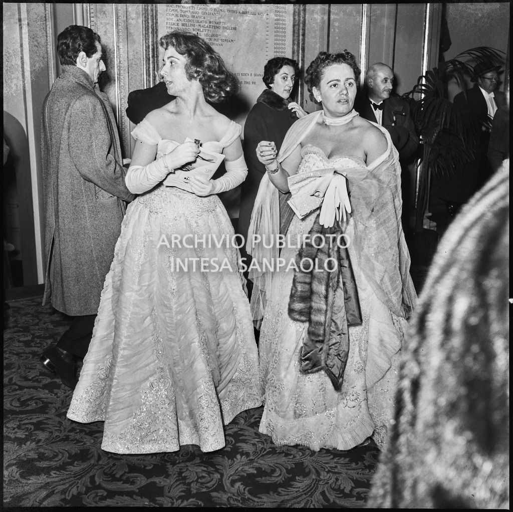 Serata inaugurale della stagione lirica 1953-1954 al Teatro alla Scala con l'opera "La Wally", di Alfredo Catalani, diretta da Carlo Maria Giulini, con la regia di Tatiana Pavolova