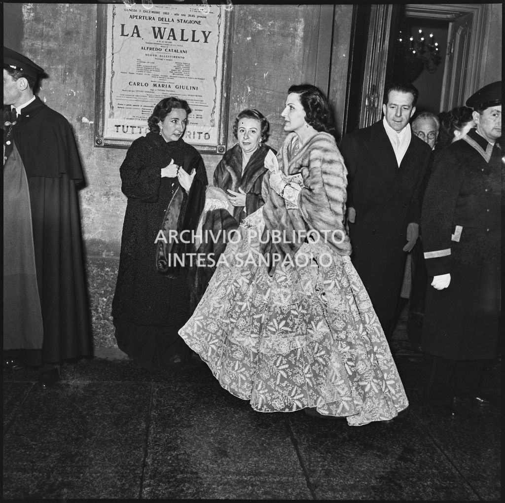 Anita Bracco all'uscita dal Teatro alla Scala, al termine della serata inaugurale della stagione lirica 1953-1954 con l'opera "La Wally", di Alfredo Catalani, diretta da Carlo Maria Giulini, con la regia di Tatiana Pavlova