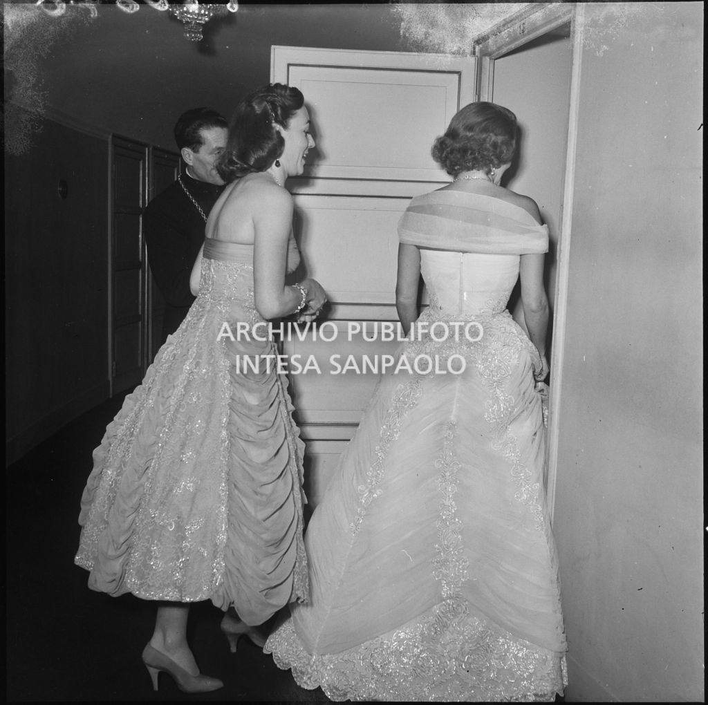 Maria Anna Brigatti e la signora Rizzoli al Teatro alla Scala in occasione della serata inaugurale della stagione lirica 1953-1954 con l'opera "La Wally", di Alfredo Catalani, diretta da Carlo Maria Giulini, con la regia di Tatiana Pavlova