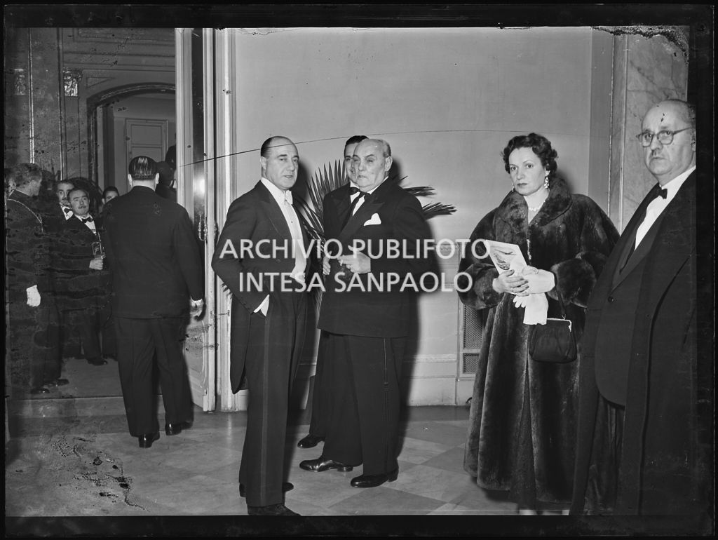 Il prefetto di Milano Ernesto Giulio Cappa al Teatro alla Scala in occasione della serata inaugurale della stagione lirica 1953-1954 con l'opera "La Wally", di Alfredo Catalani, diretta da Carlo Maria Giulini, con la regia di Tatiana Pavlova