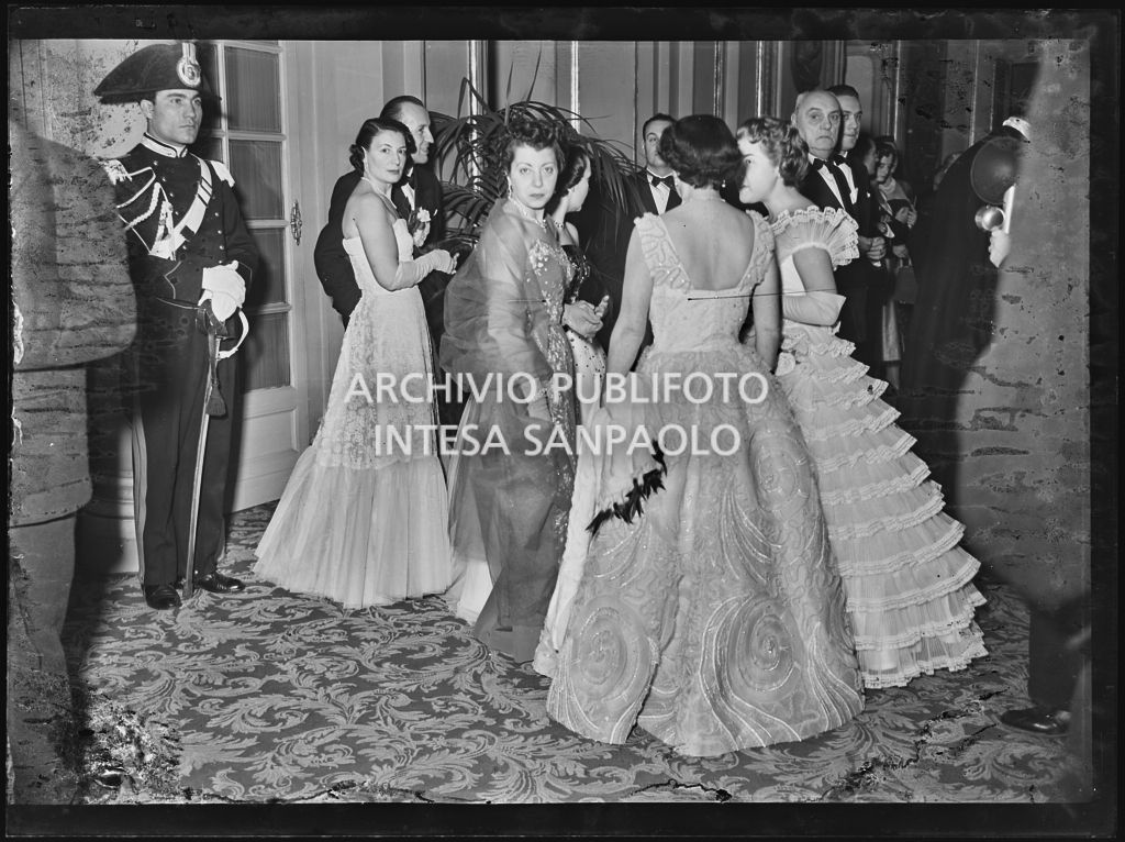 Adele Castelli, Tita Gulinello, Iride e Nadia Zanotti nel foyer del Teatro alla Scala in occasione della serata inaugurale della stagione lirica 1953-1954 con l'opera "La Wally", di Alfredo Catalani, diretta da Carlo Maria Giulini, con la regia di Tatiana Pavlova