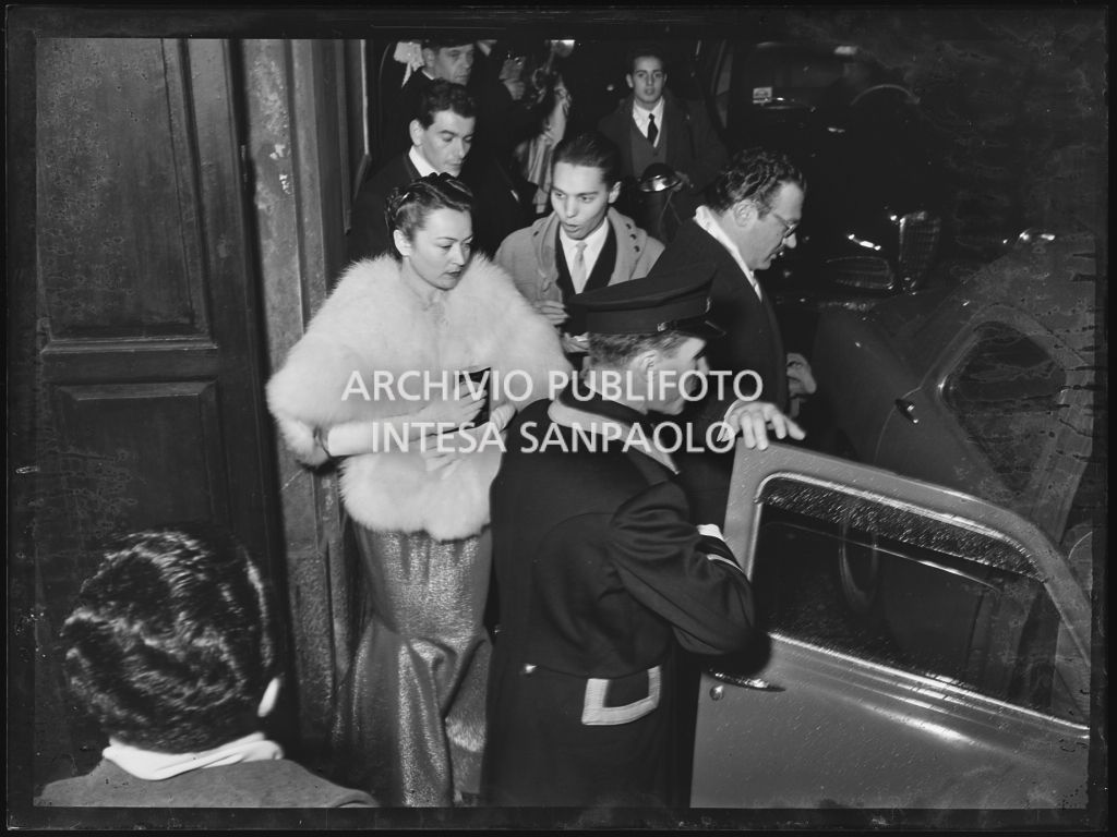 Giuseppe Merlo e la moglie arrivano al Teatro alla Scala per la serata inaugurale della stagione lirica 1953-1954 con l'opera "La Wally", di Alfredo Catalani, diretta da Carlo Maria Giulini, con la regia di Tatiana Pavlova