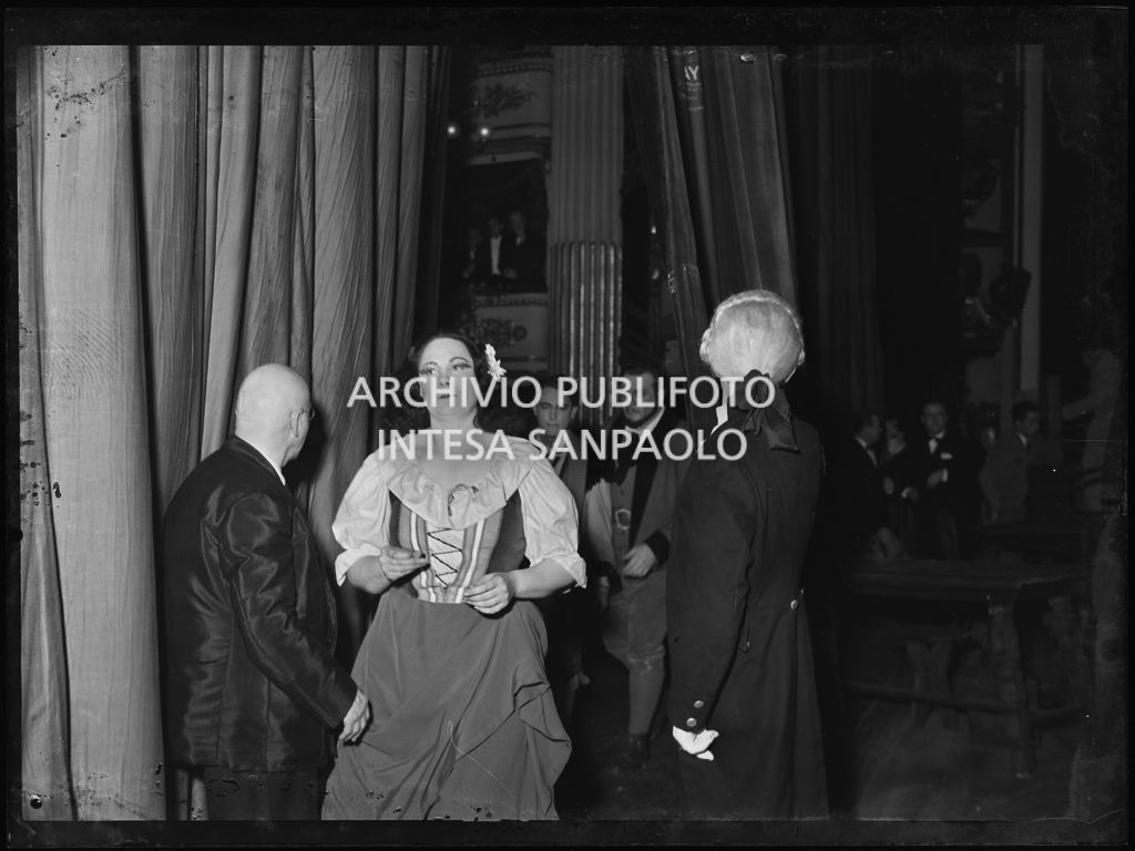 Il soprano Renata Tebaldi, dietro le quinte, in occasione dell'inaugurazione della stagione lirica 1953-1954 del Teatro alla Scala con l'opera "La Wally", di Alfredo Catalani, diretta da Carlo Maria Giulini, con la regia di Tatiana Pavlova